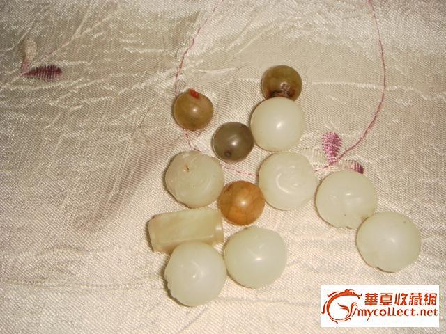 下岗工人.卖旧货.年低大换钱.很多玉器一起卖._