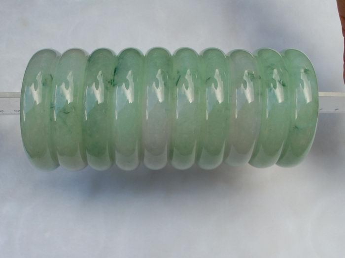 批发 A货包真 缅甸翡翠 手镯_批发 A货包真 缅甸翡翠 手镯价格_批发 A货包真 缅甸翡翠 手镯图片_来自藏友古董收藏世家_玉器_地摊交易_华夏收藏网 cang.com