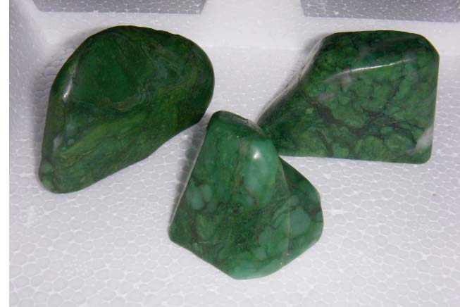 3块少见的绿纹石随形章料