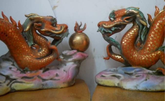 70—80年代雕塑瓷厂生产的(双龙戏珠)