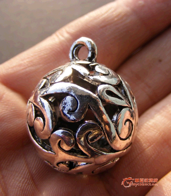 漂亮的藏银镂空蔓草纹圆形小银球(有一个环 可