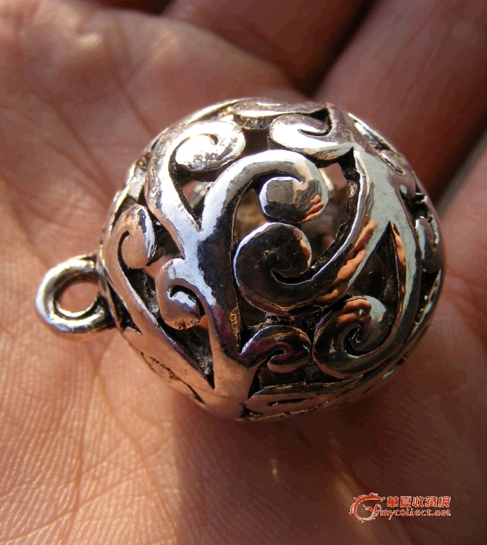 漂亮的藏银镂空蔓草纹圆形小银球(有一个环 可