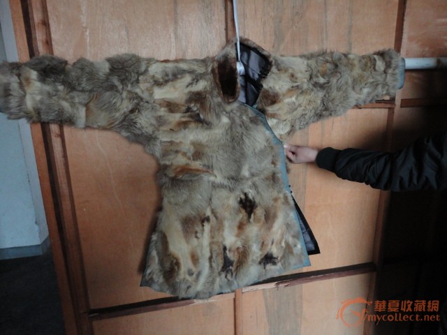 出一大户人家收到的以前只有有钱人才穿的起的狐狸皮衣服