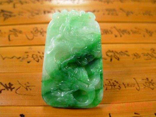 老冰糯种起荧光满绿立体浮雕龙牌翡翠_老冰糯