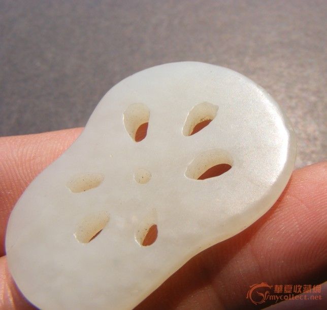 好寓意的清代.老和田青白玉镂空六芯路路通藕