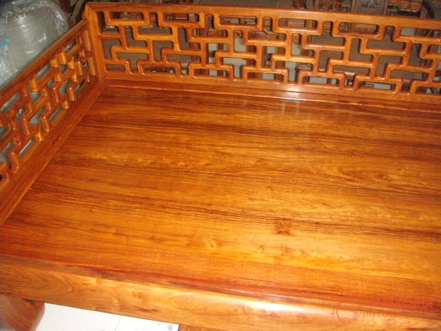 花梨木 曲尺罗汉床一张，榫卯结构。