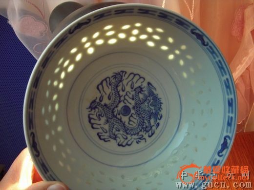 玩玉青花火烧云龙纹玲珑碗