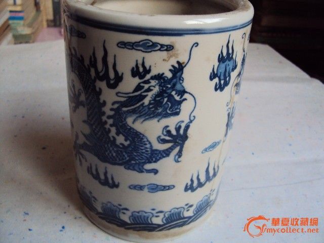 乾隆青花龙纹笔筒