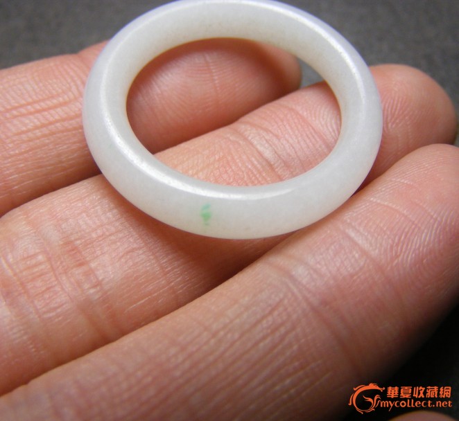 老坑白瓷底点绿翡翠小袈裟环(有趣)
