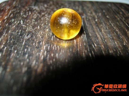 精美的清代金黄色老琥珀珠子一颗