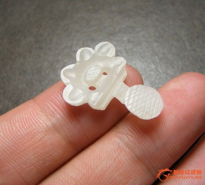 玉质极好 明代.老和田一级白打洼工大花扣(玉质