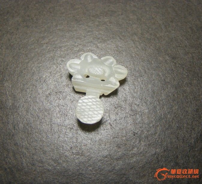 玉质极好 明代.老和田一级白打洼工大花扣(玉质