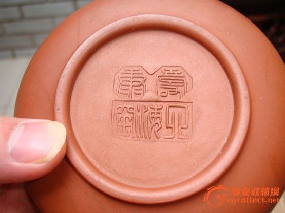 地摊交易区所展示的物品交易信息,其真实性、准确性和合法性由信息发布人负责,华夏收藏网不承担任何法律责任。 华夏收藏网有两种交易模式,1、买卖双方私下协商自行交易;2、买卖双方委托华夏收藏网代理交易。 凡是用户私下交易免费,但本网不承担任何责任。华夏收藏网提醒:为保障您的利益,推荐您选择委托华夏收藏网代理交易,具体安全交易方法如下: 代理交易其运作的实质是以华夏收藏网为货与款转移的中介,提供让买卖双方都放心货款转移的一种服务。 1、买卖双方通过看图、交流达成交易意向,买家将货款作为押金汇至本网,本网收到押金