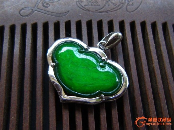 老冰种艳阳绿放强荧光如意翡翠吊坠_老冰种艳阳绿放强荧光如意翡翠吊坠价格_老冰种艳阳绿放强荧光如意翡翠吊坠图片_来自藏友多情_玉器_地摊交易_华夏收藏网 cang.com
