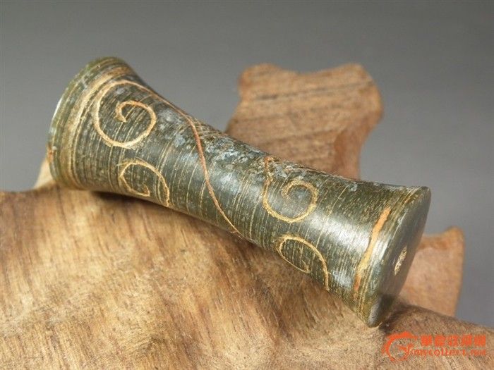 汉代.浮雕卷云纹饰通天孔腰鼓形和田青玉耳铛