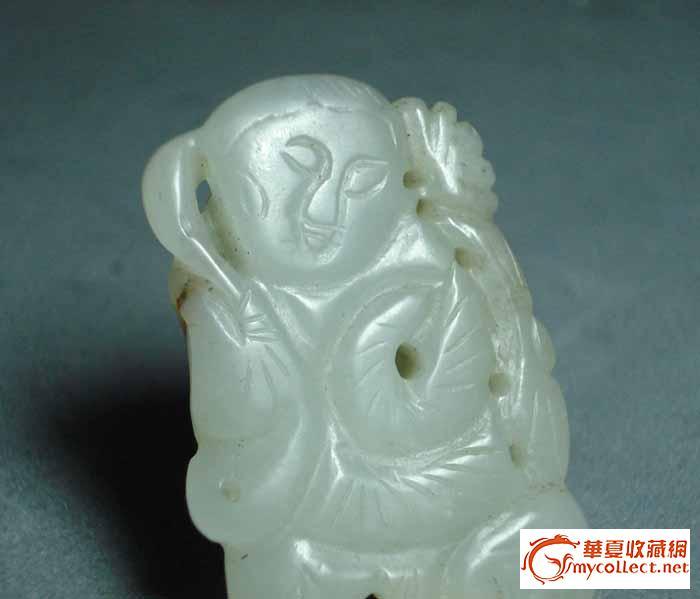 元代和田青白玉雕童子持荷佩