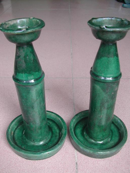 一对绿釉灯座.