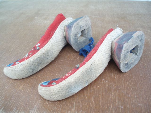 一双三寸金莲小鞋