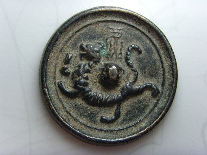 罕见的白虎铜镜