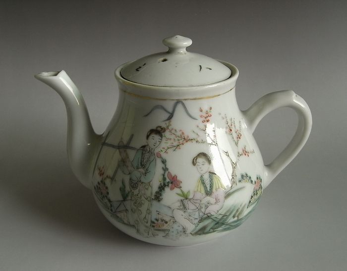 民国余远生粉彩执壶