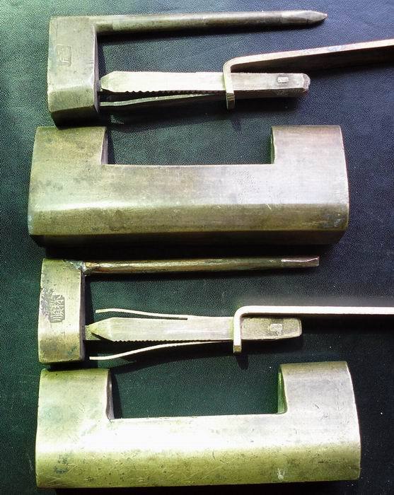 两把带名款的清代老锁