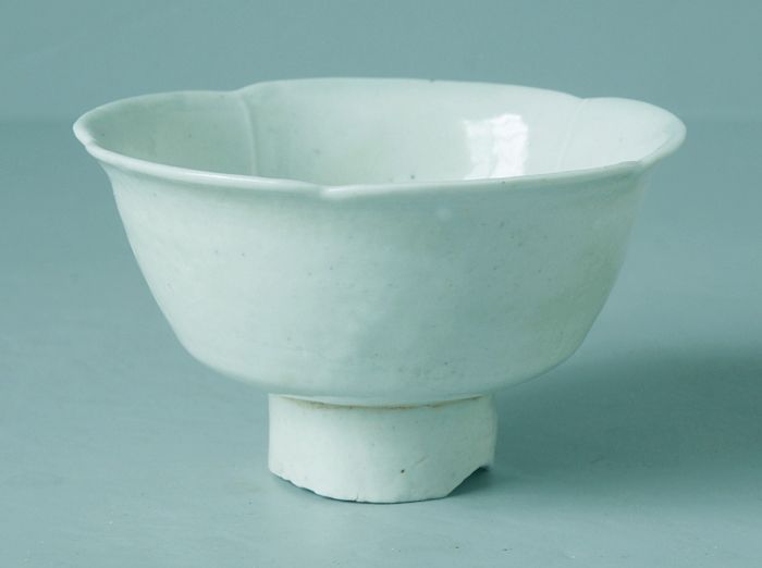 北宋--青白瓷五筋高足葵口盏