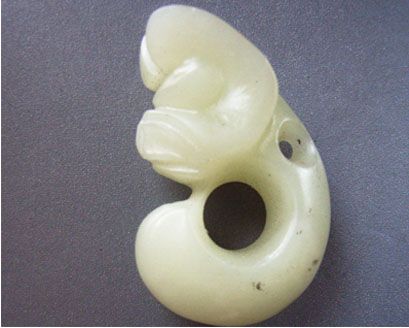 漂亮的猪龙图腾形状白玉挂件