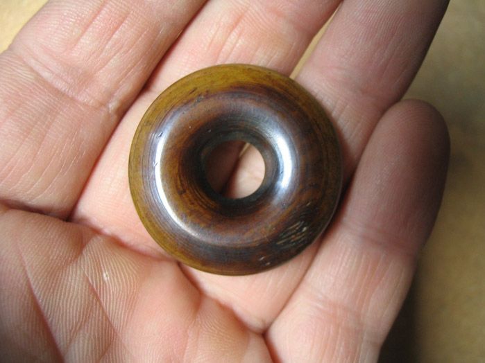 虎骨平安扣,古代保平安的,直径3,1厘米,品项完好,包浆好,包真包老