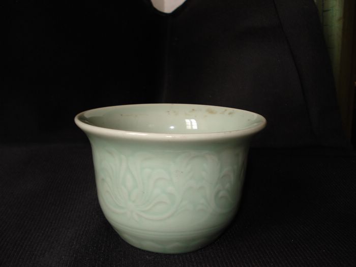 清中期龙泉刻花花盆,完整全品,刻花非常漂亮,宽13x9
