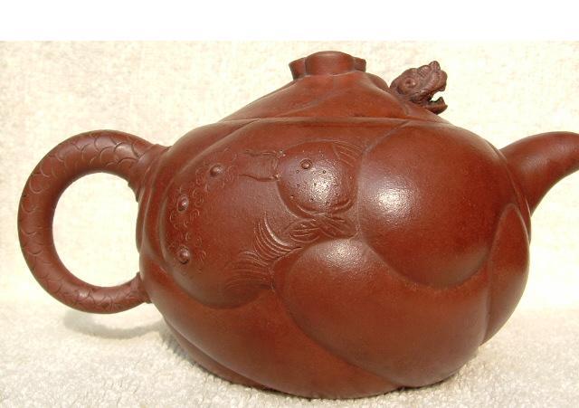 民国时期托黄玉麟款鱼化龙紫砂壶