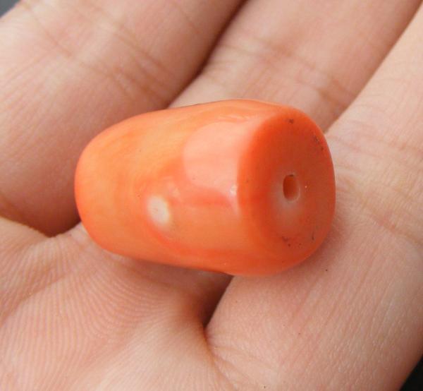 老孩儿面红珊瑚直筒珠一件(品相完整 包浆老气 老珊瑚纹理清晰)