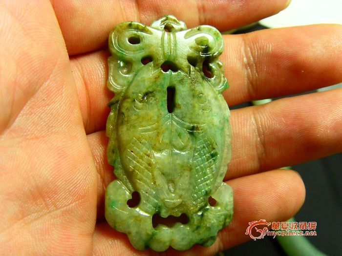 满身沁色的翡翠双鱼佩