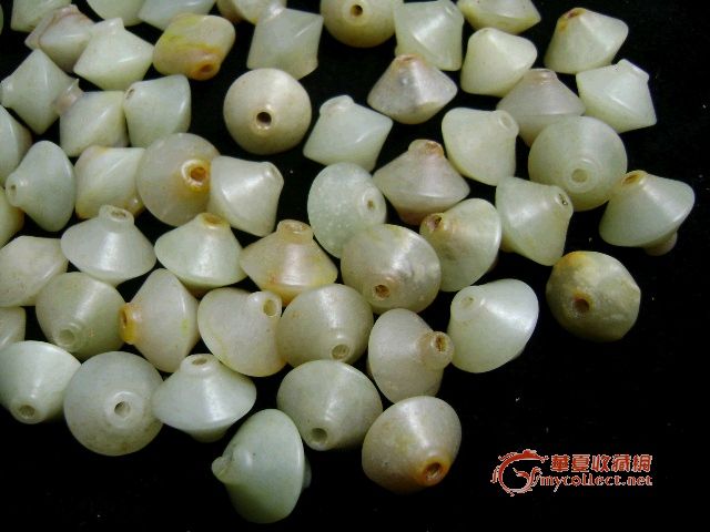 出土清代老岫玉珠子六十三颗