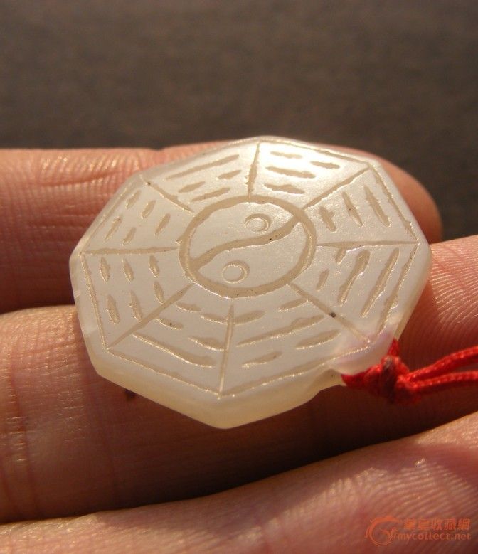 包老 清代.老和田白玉双面工八卦纹小玉佩(完整之物)