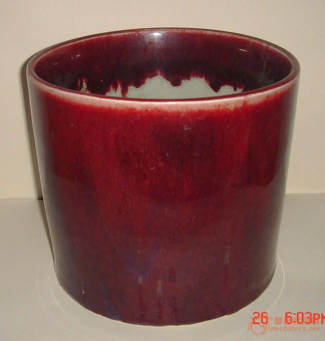 红釉笔筒