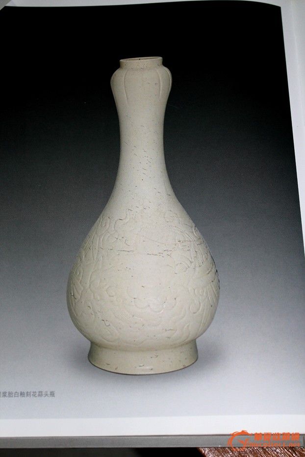 标准--康熙官窑白釉浆胎刻花卉纹蒜头瓶瓷片