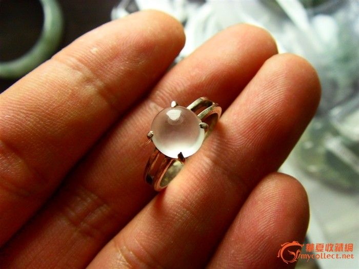 手工镶嵌玻璃底强荧光水沫玉戒指