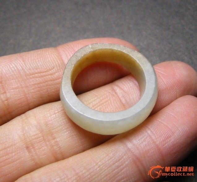 正宗老物件 明代.老和田青白玉带天生黄肉大玉戒指(有老绺)