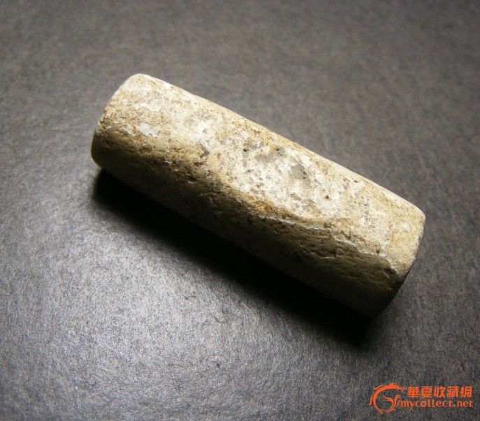 年份久远 良渚文化.高鸡骨白红头大玉管(老孔道 )